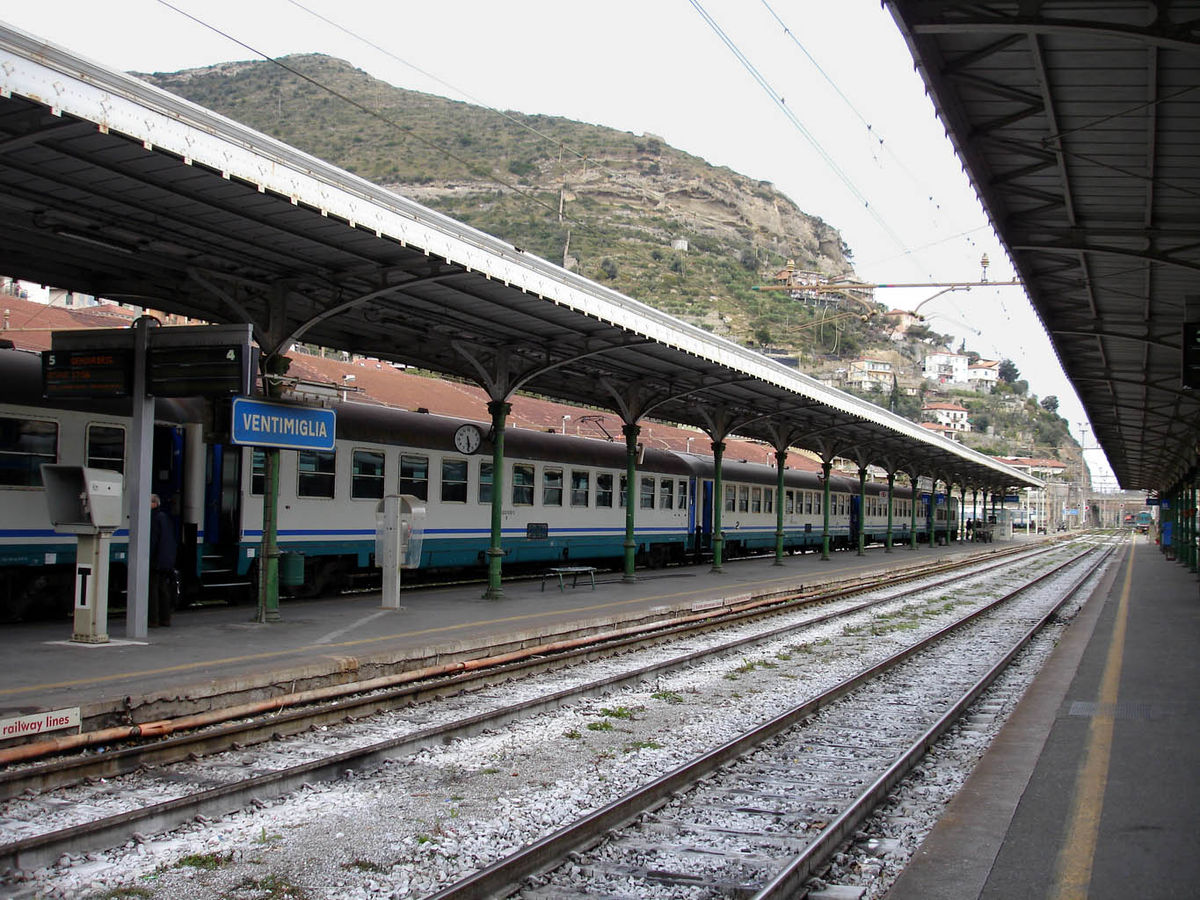 Ventimiglia, migrante folgorato da una scarica a 3mila volt sul tetto di un locomotore