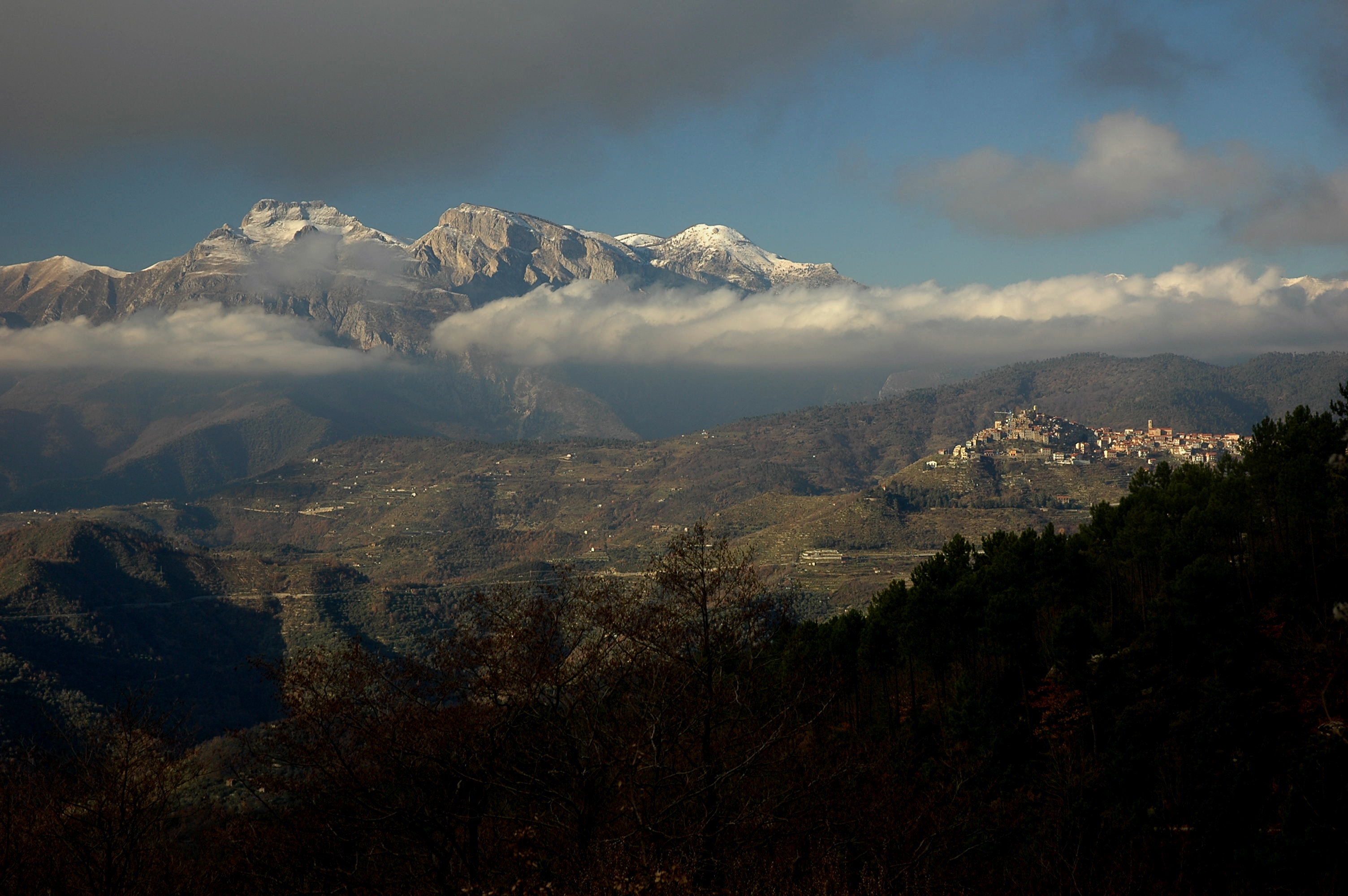 Meteo Liguria, piogge nell'entroterra e sole sulle coste. Ma dalla sera il cielo si riapre