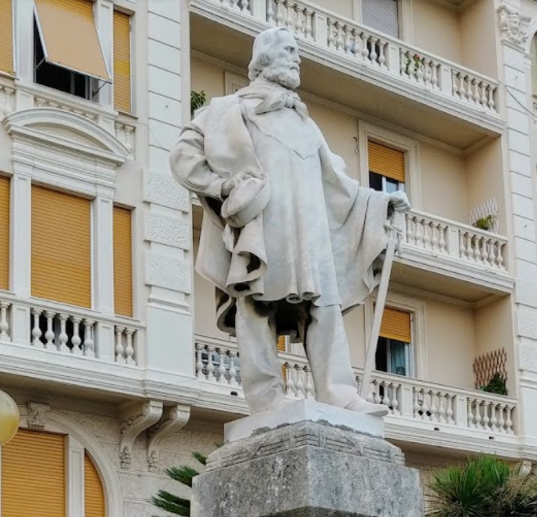 Genova, un grosso cappio al collo della statua di Garibaldi: mistero a Pegli