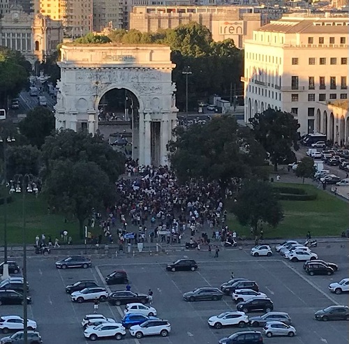 No green pass in piazza della Vittoria a Genova, protesta sotto la sede dell'ordine dei medici