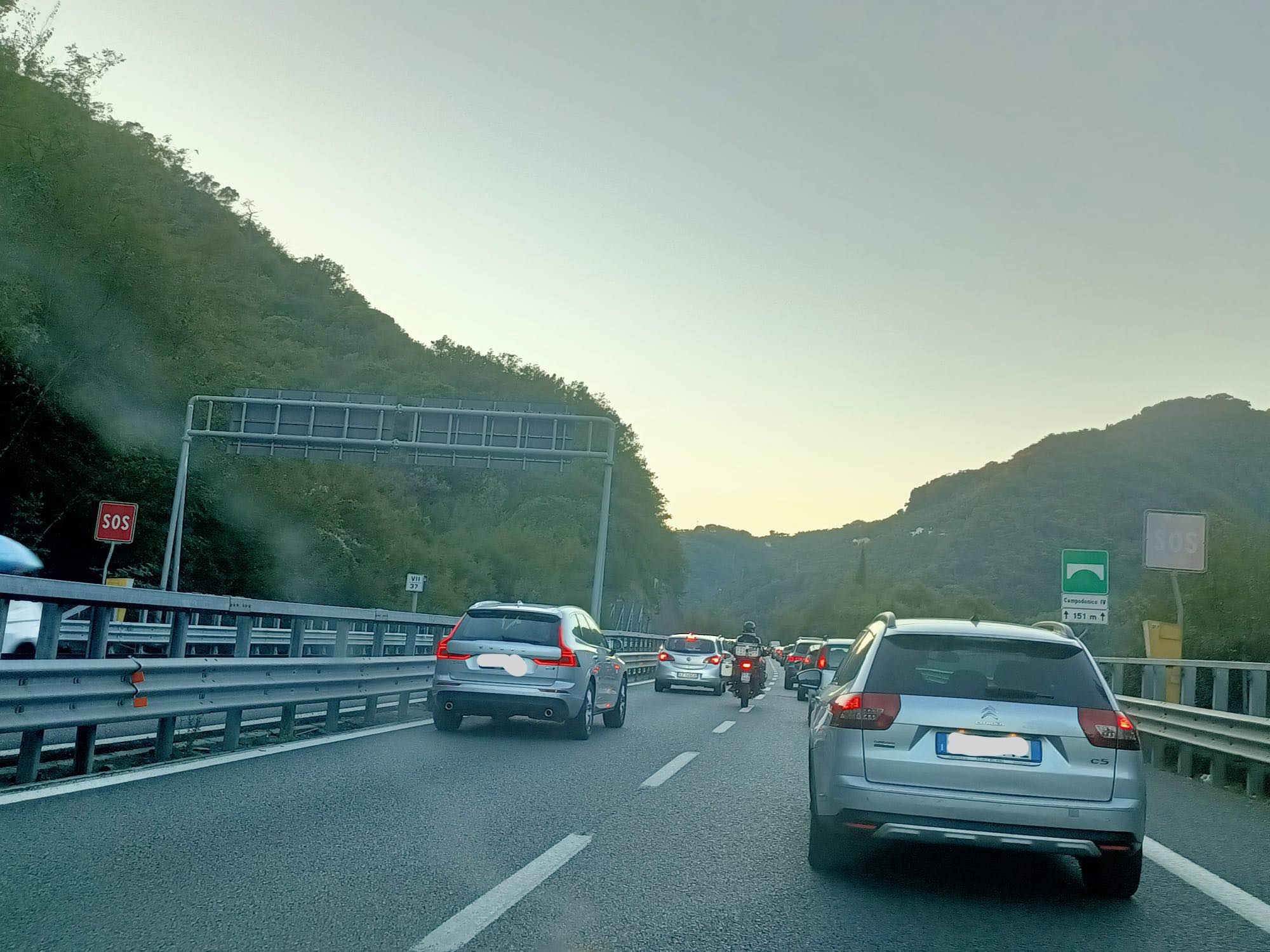 Serata difficile sulle autostrade liguri: code chilometriche al rientro da un giorno quasi estivo