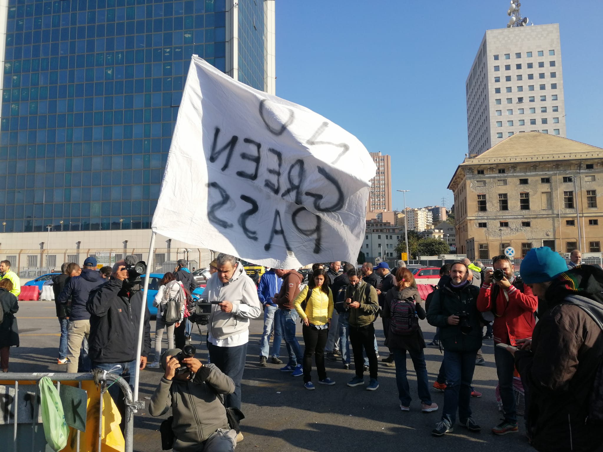 Obbligo Green pass, il primo giorno scivola via fra scioperi, proteste e blocchi stradali