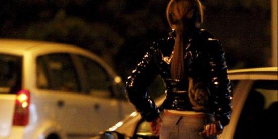 Genova, ha un rapporto con una prostituta poi la rapina e la picchia: arrestato