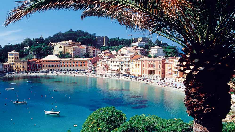 Sestri Levante, auto si ribalta sulla strada del porto