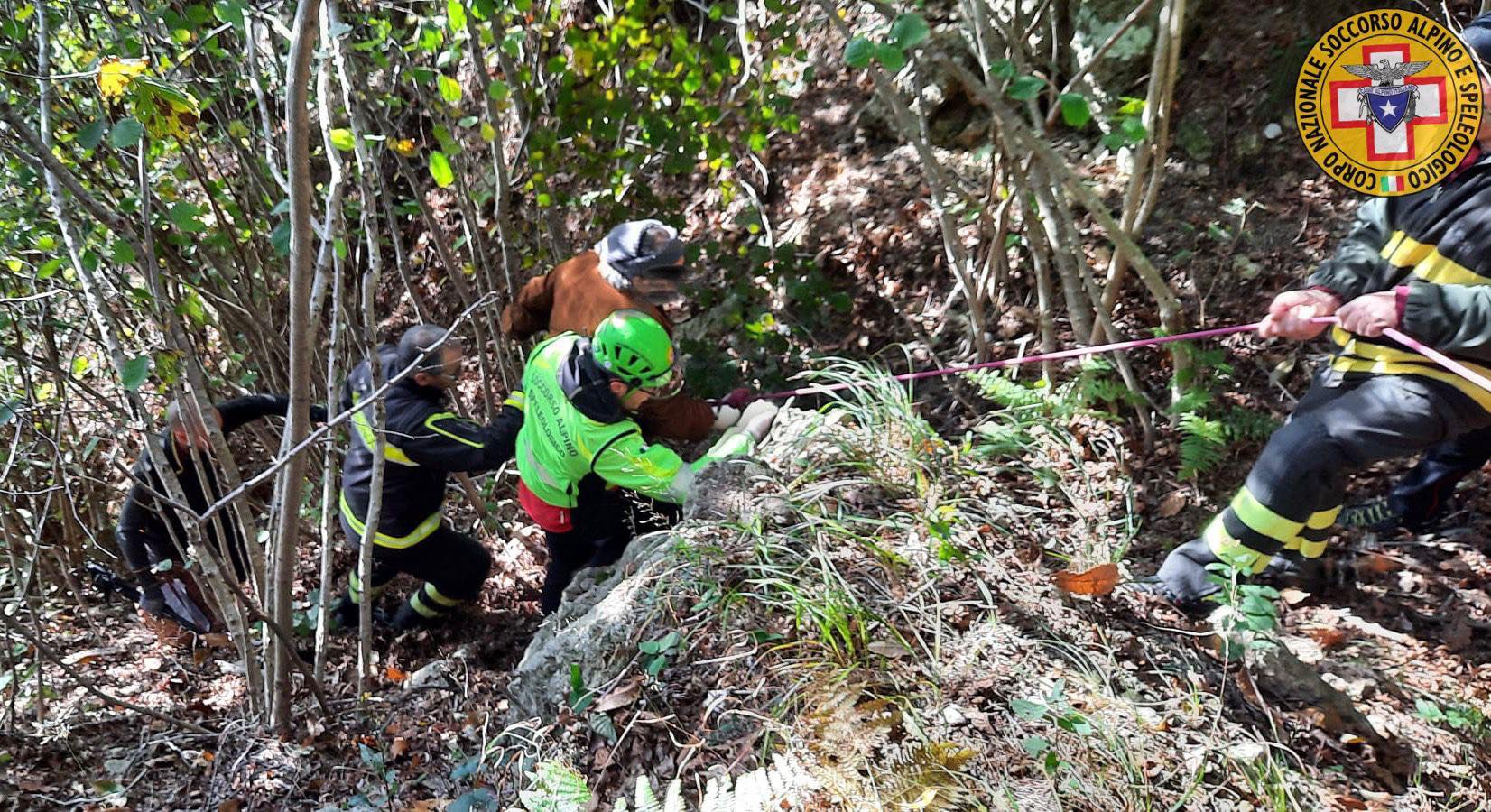 Cade in un dirupo mentre va a funghi, salvato dal Soccorso Alpino