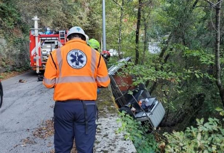 Rapallo, furgone fuori strada: un albero evita la caduta