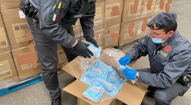 La Spezia, sequestrati dispositivi medici per 50mila euro: denunciate due persone 